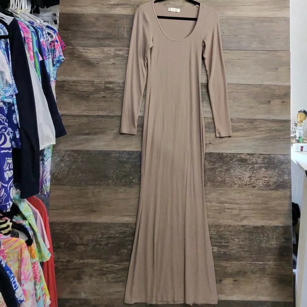Abercrombie & Fitch Long-Sleeve Maxi Ribbed Dress in Taupe